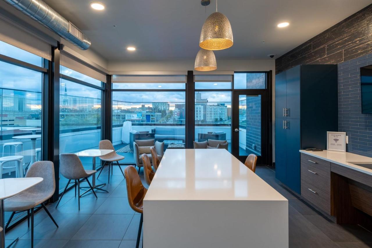 Flexhome Skywalk To Fiserv U4 With Rooftop, Gym, And Parking Milwaukee Exterior foto
